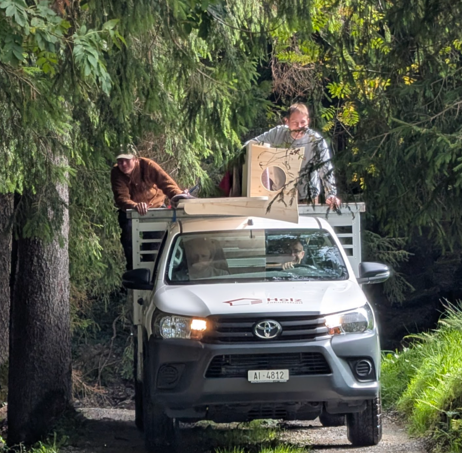 Bank auf Hilux verladen